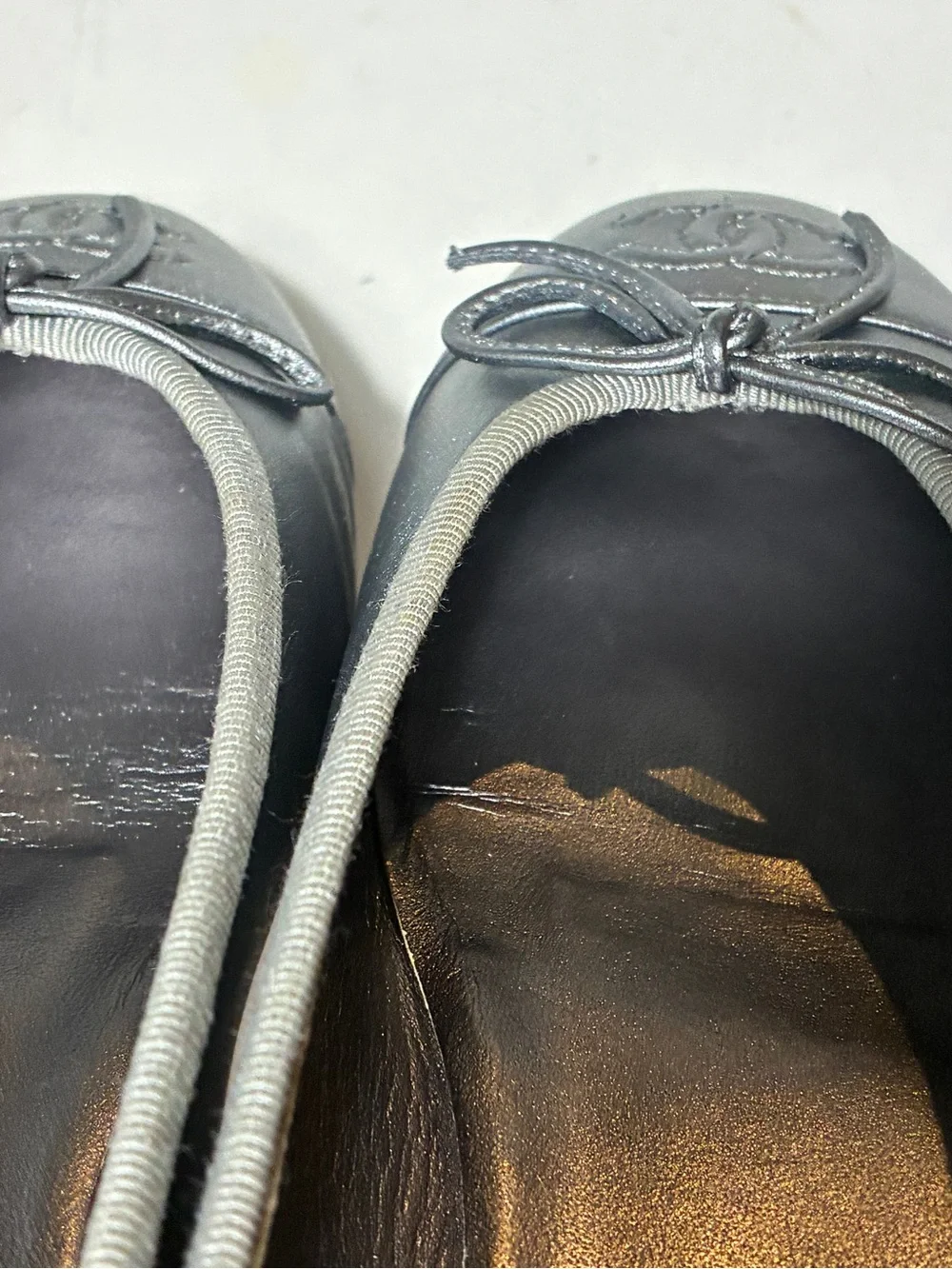 CHANEL Metallic Silver Leather CC Logo Ballet Flats